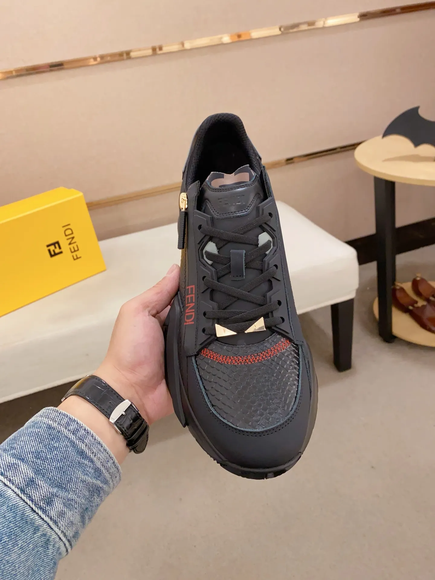 Men's shoes💰: 540💰(Higher version) [Fendi] Fendi's latest casual shoes for men! Available at counters simultaneously! A one-to-one replica of the original. Made entirely of imported top-grain calfskin, the interior is made of top-grain water-dyed cowhide, and the original factory-supplied rubber outsole. Leading new fashion concepts. Matching code: 38-44. 45 can be customized and non-returnable!